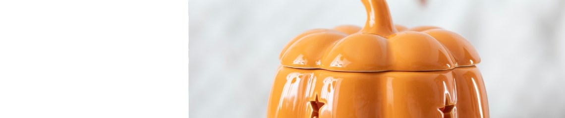 Autumn-themed gifts and rustic home decor including seasonal candles and cosy accents for welcoming the autumn season. Ideal for gift shops and homeware retailers. No minimum order, ships worldwide.